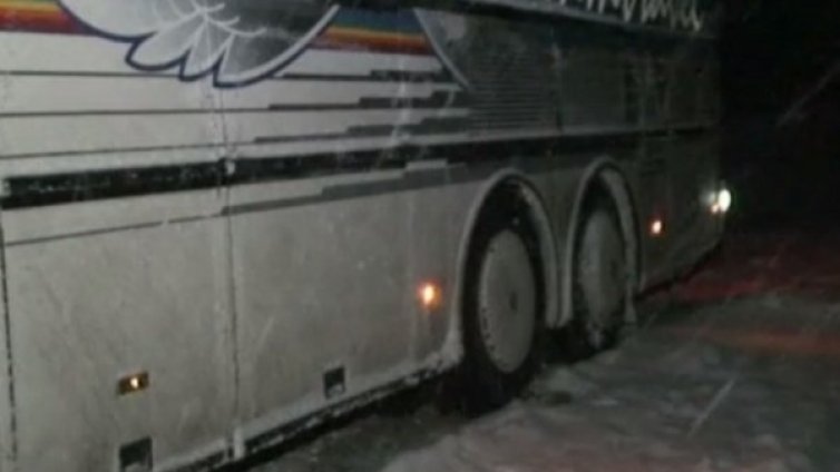 7 часа при -10°C: Автобус закъса в снежен капан