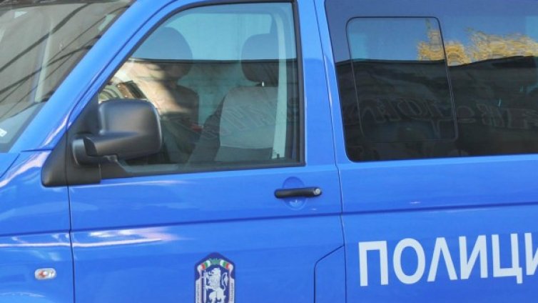 Микробус се обърна, 44-годишен загина