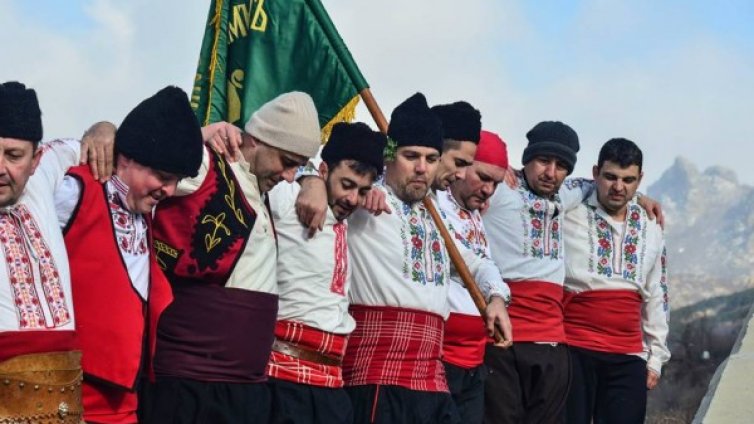 И момиче ще играе "мъжко хоро" в реката в Сливен