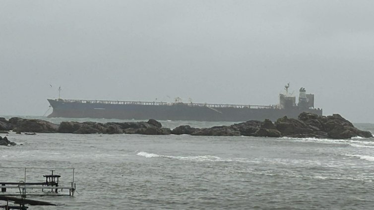 Евакуират още четирима от екипажа на танкера