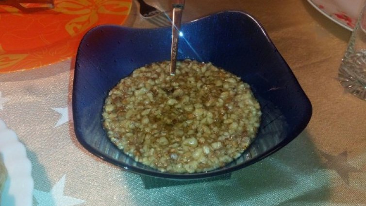 Рецептата Dnes: Топенка с мед, орехи и чесън