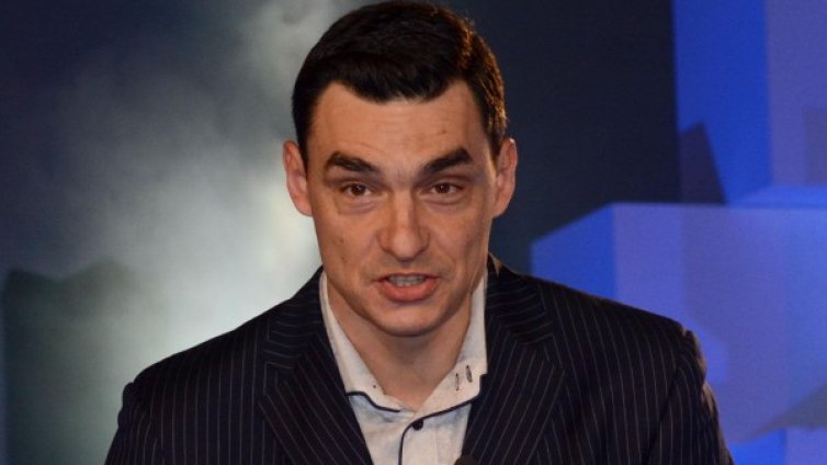 Владо Николов коленичил, но до брак стигнал след няколко опита