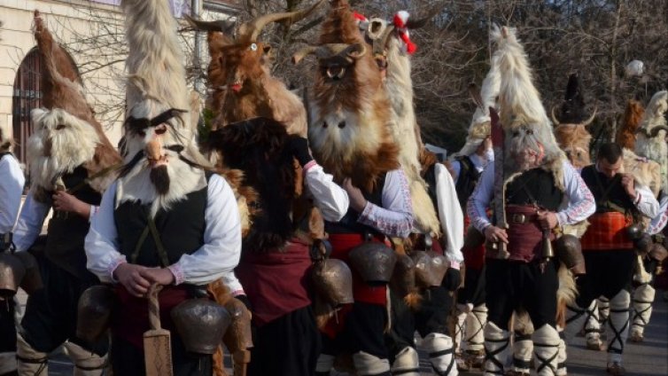Огньове, мъже в маски, тежки костюми &ndash; почва Сурва!