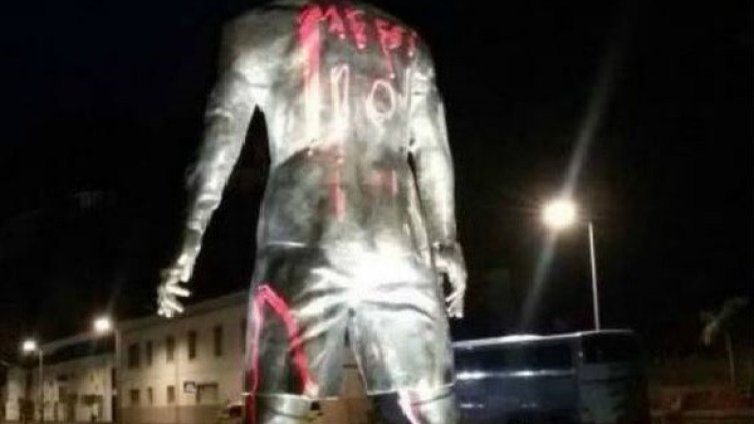 Паметникът на Роналдо осъмна с надпис "Меси"