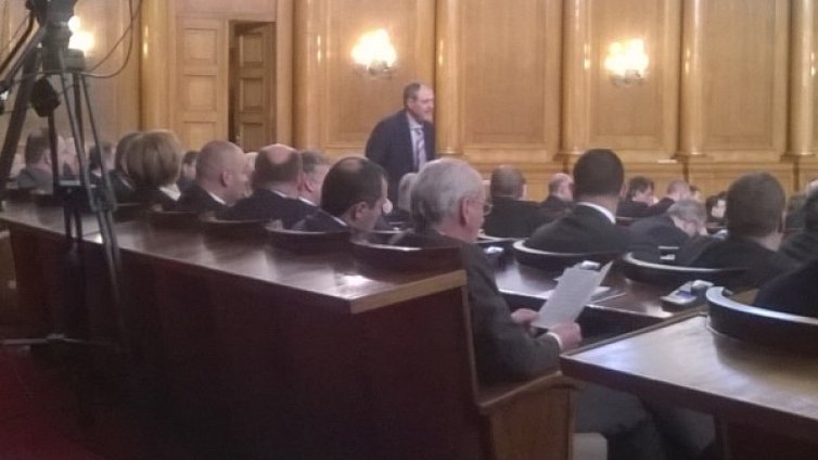 Ден първи в парламента – ред последен за Местан  