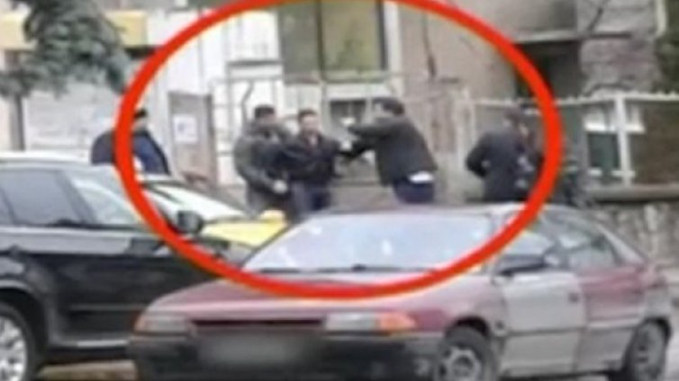 Тодор изскочил от колата с бокс, братята му налетели и...