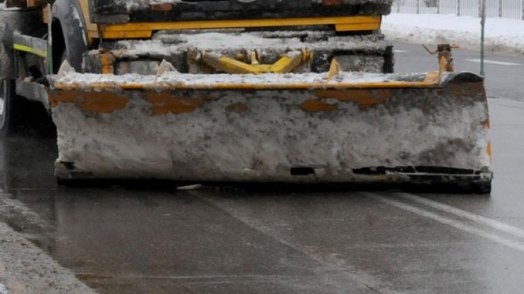 Снегорин помете колата на мъж в Бургас