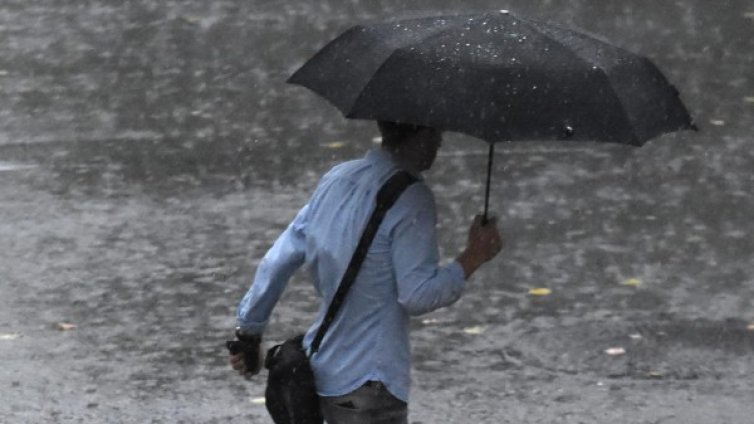 Дъждът започва от Запад, на места със сняг