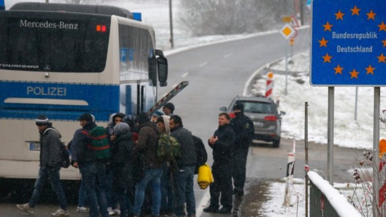 Германия бие отбой &ndash; депутати на Меркел против мигрантите 