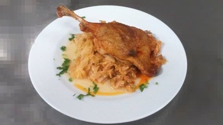 Рецептата Dnes: Патешки бутчета с кисело зеле