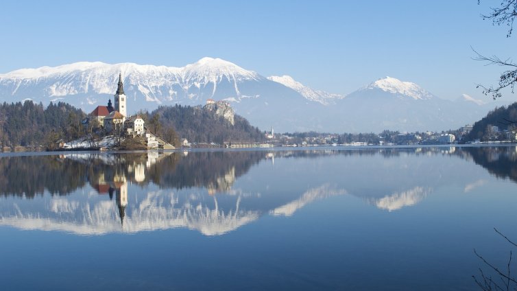 Защо Словения принуждава шефовете да дават на всеки работник по 640 евро за Коледа?