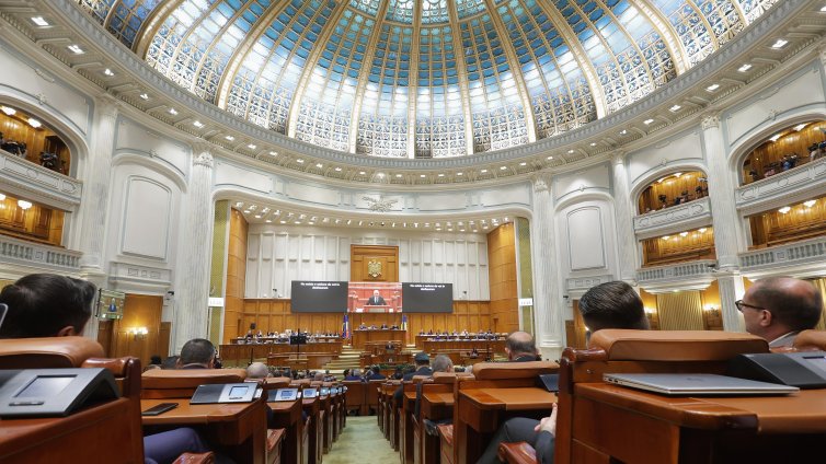 С рекордно мнозинство: Парламентът на Румъния свали правителството