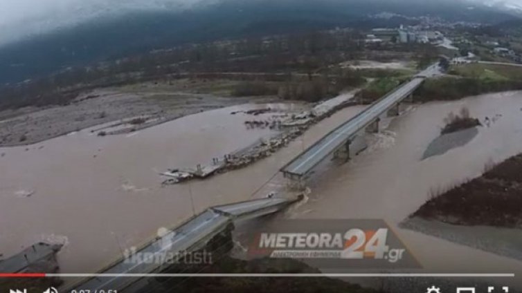Човек загина в Гърция, отнесен от река с колата си
