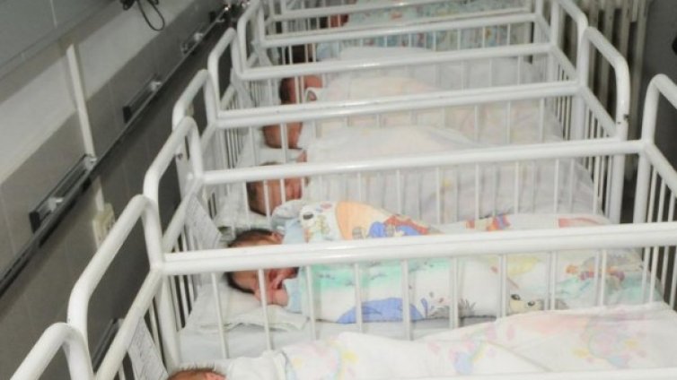 Да бъдеш майка в България - истинско геройство