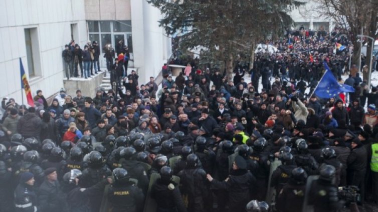 Протестиращи щурмуваха парламента на Молдова