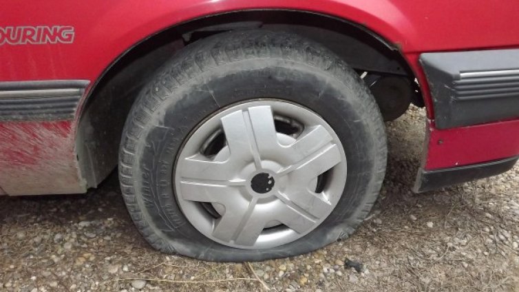 40 коли в пловдивски квартал осъмнаха с нарязани гуми