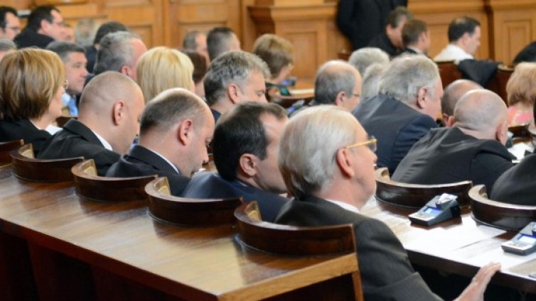 A, B, C... Депутатите ни влизат в клас, ще учат чужди езици