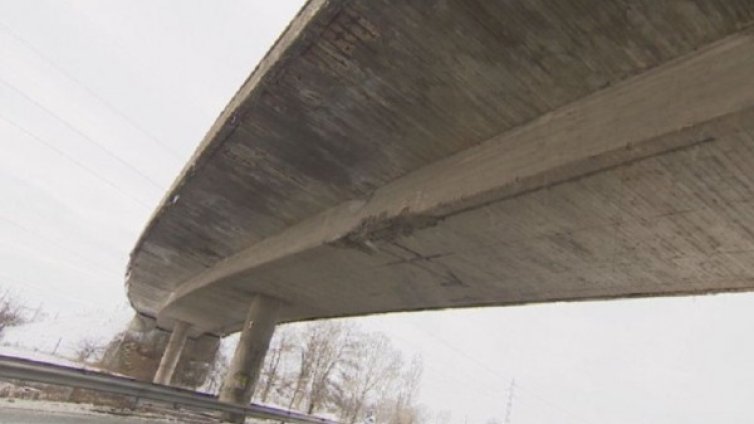 Версия: Бетоненият блок паднал от минаващ камион