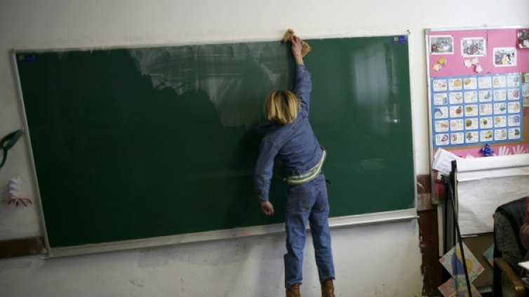 Уволниха учител, пуснал погрешка порно на ученици