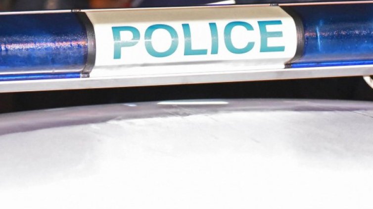 Възрастен мъж и 16-годишна се блъснаха в дърво 