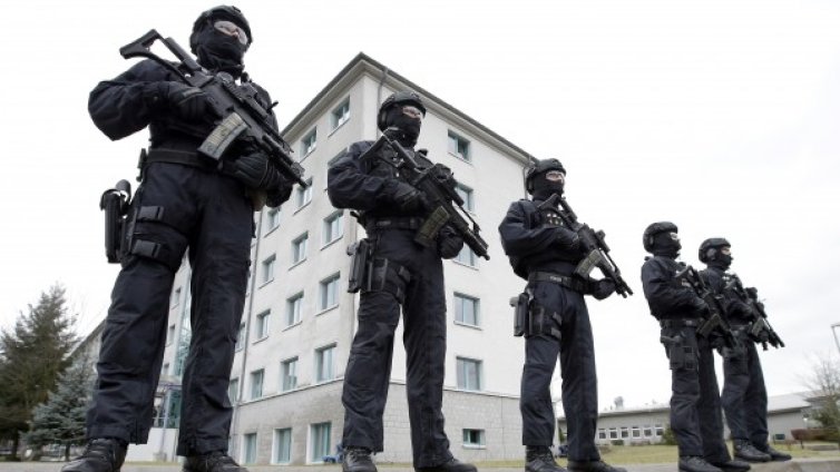 Арестуваха мъж с 2 пистолета край "Евродисни" в Париж