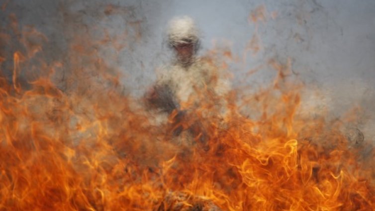 Изгасиха три горящи коли в Русе