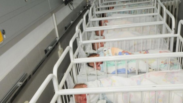 12-годишна роди здраво момченце във Враца