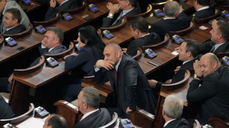 Държавата дава 200 хил. лв., за да учат депутатите