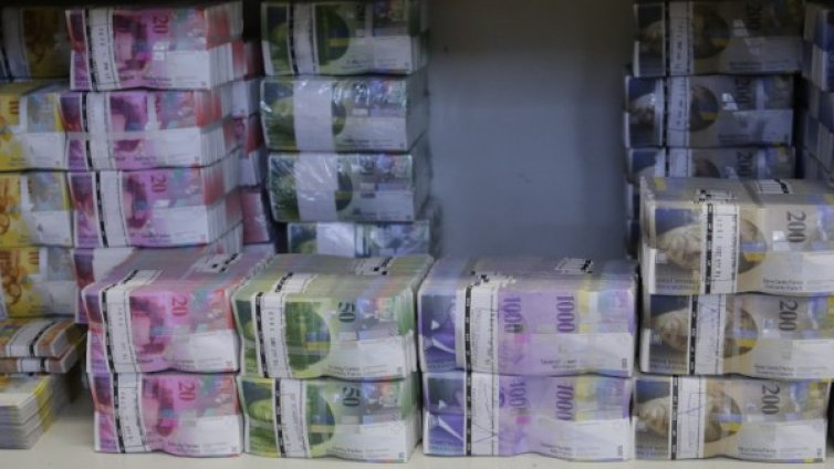Швейцарците гласуват да имат по 2500 франка месечно