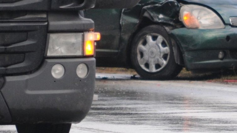 Жесток сблъсък между Опел и бус уби човек