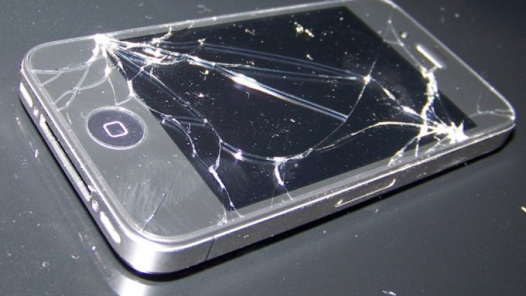 Счупил си си iPhone-a? Apple ще ти го замени!