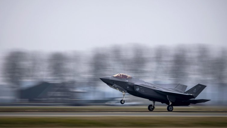 Защо F-35 Lightning II е единственият самолет, готов за война в Арктика