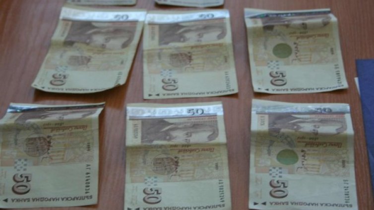 Жена метна плик с 6 бона от тераса в Добрич