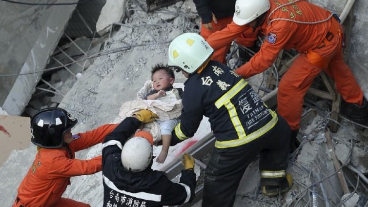 13 жертви след труса в Тайван, дрон засне ужаса