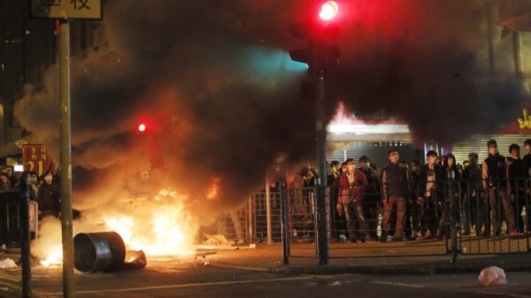 Сблъсъци между полиция и протестиращи в Хонконг