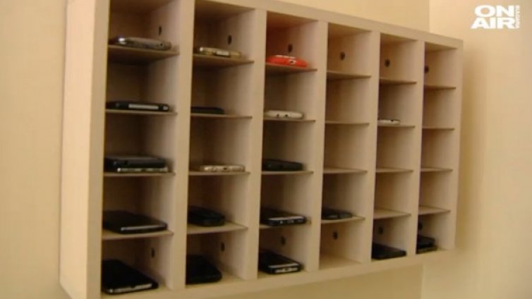 Къщичка за телефони приютява школски GSM-и