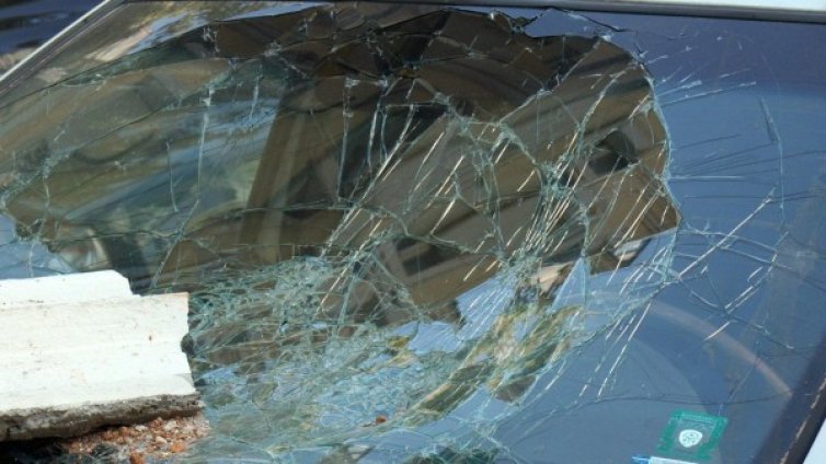 Белезници за мъж, счупил стъклата на 7 коли