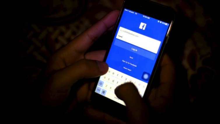 Facebook пуска SMS-и смяната на акаунти в Messenger 