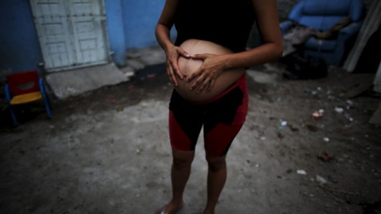 Индиец настоява, че е бременен след секс с друг мъж