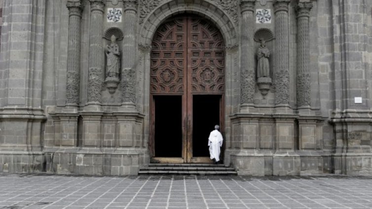 Литургия с бронежилетка: Oпасно ли е да си свещеник в Мексико?