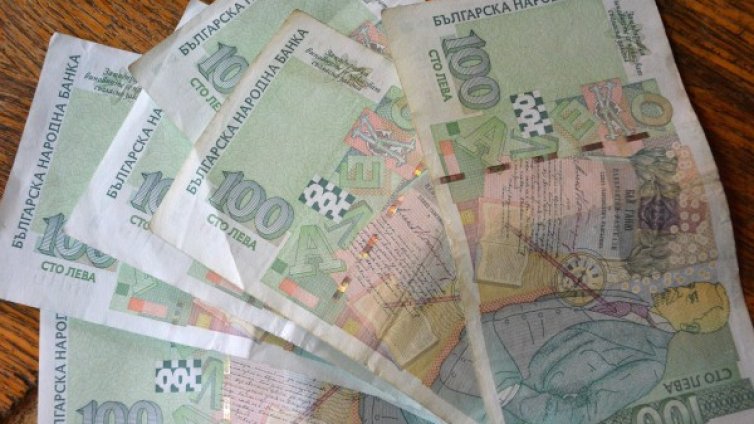 Образоват баби, хвърлящи пари през балкона