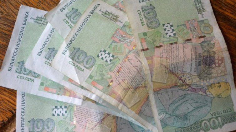 92-годишна баба олекна с 2000 лв. след поредна ало измама