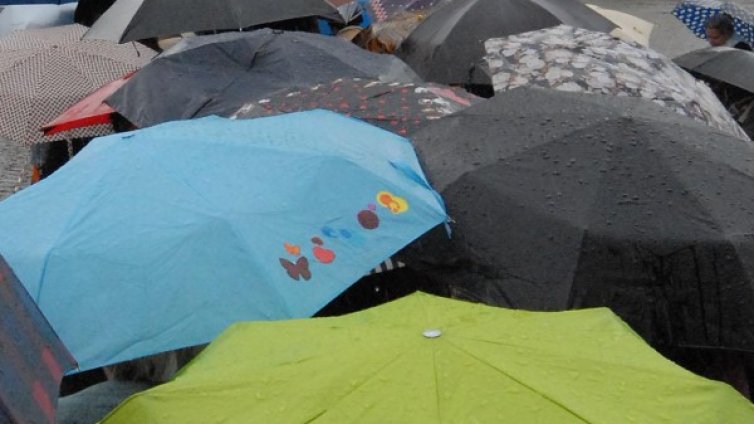 Облачно с дъжд ще е утре над страната 