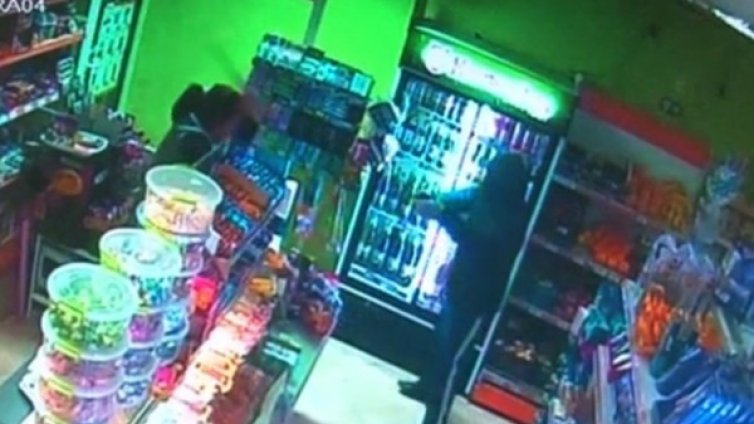 Продавачка с парцал vs. крадец &ndash; а той е вече заловен