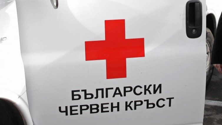 БЧК раздава храна и вода на блокираните шофьори 