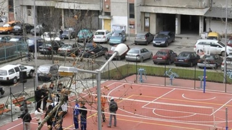 Шофьор не взе завой, колата му нахлу в спортна площадка