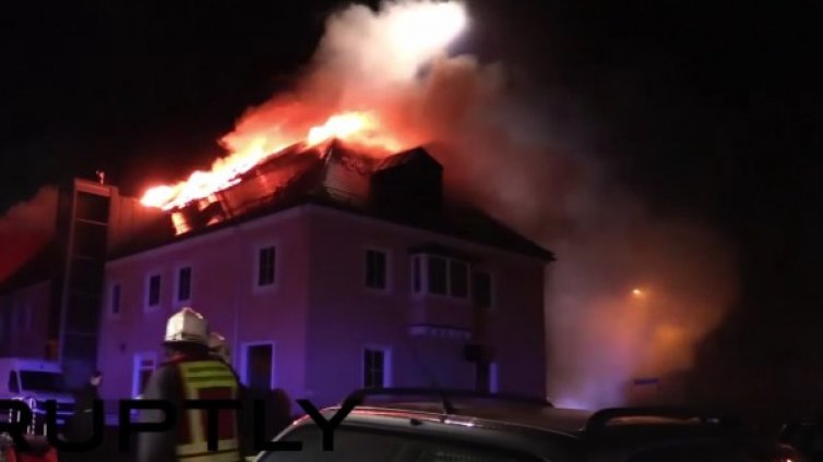 Аплодисменти, празници... За горящ бежански център!