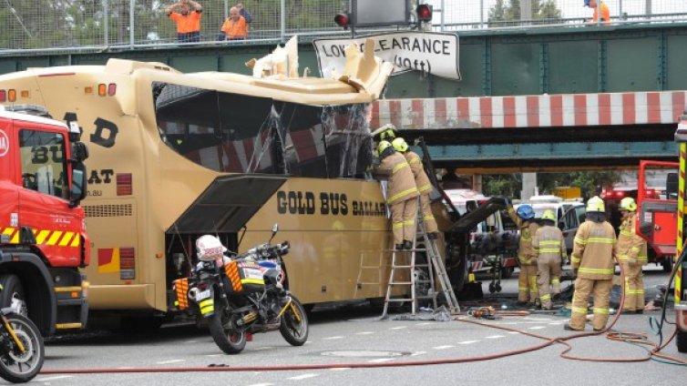 Автобус се вряза в мост в Мелбърн, пътниците - в капан