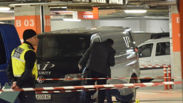 В снимки: Обир с автомати в мола...