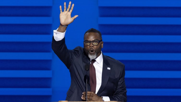 Кметът на Чикаго издаде заповед срещу имиграционните мерки на Тръмп